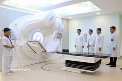 Médicos del Hospital Cho Ray (Ciudad Ho Chi Minh) y del Hospital General Vinh Long (provincia de Vinh Long) supervisan el funcionamiento de un sistema de radioterapia con acelerador lineal para el tratamiento del cáncer. (Fuente: VNA)