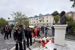 Delegados ofrecen flores para rendir homenaje al Presidente Ho Chi Minh en su estatua en la ciudad rusa de Vladivostok. (Fuente: VNA)