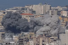 El humo se eleva tras un ataque aéreo israelí en Haret Hreik, al sur de Beirut, Líbano, el 4 de marzo de 2026. (Foto: Xinhua/VNA)