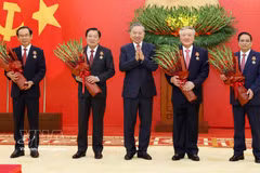 El secretario general del Partido Comunista de Vietnam (PCV), To Lam (centro) entrega Orden del Mérito Militar y de insignias de membresía del PCV a dirigentes y exlíderes del Partido y del Estado. (Fuente: VNA)
