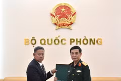 El viceprimer ministro y ministro de Defensa Nacional de Vietnam, general Phan Van Giang, entrega un obsequio conmemorativo al ministro de Defensa de Tailandia, teniente general Adul Boonthumjaroen. (Foto: qdnd.vn)