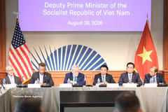 El viceprimer ministro de Vietnam Nguyen Van Thang y delegados en el coloquio empresarial. (Fuente: VNA)