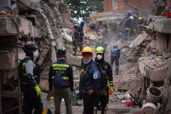 Equipos de rescate buscan víctimas tras un terremoto en Cali, Colombia, el 12 de agosto de 2026. (Foto: Xinhua/VNA)