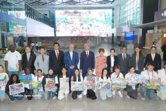 La concursante Hoang Ngoc Han, de 13 años (segunda por la izquierda en la primera fila), con su pintura ganadora junto a otros premiados del concurso. (Fuente: VNA)