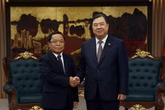 El viceprimer ministro permanente de Vietnam, Pham Gia Tuc, (derecha) recibe al vicepremier y titular de Justicia de Laos, Khamphan Phommathath. (Fuente: baochinhphu.vn)