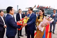 El presidente de la Asamblea Nacional de Vietnam, Tran Thanh Man, y su esposa parten de Hanoi para asistir a la 150.ª Asamblea de UIP y visitar Uzbekistán y Armenia. (Fuente: VNA)