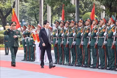 El presidente Luong Cuong pasa revista a la Guardia de Honor. (Fuente: VNA)