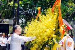 El secretario general del Partido Comunista de Vietnam y presidente de la República, To Lam, rinde homenaje al general Vo Nguyen Giap y a los caídos en el cementerio nacional de mártires de Truong Son, provincia de Quang Tri. (Fuente: VNA)