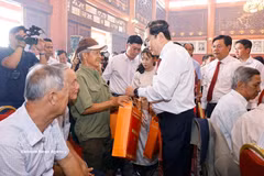 El presidente de la Asamblea Nacional, Tran Thanh Man, entrega obsequios a soldados y personas con méritos revolucionarios en la provincia de An Giang. (Foto: VNA)