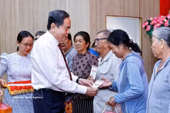 El presidente de la Asamblea Nacional de Vietnam, Tran Thanh Man, entrega obsequios a familias beneficiarias de políticas sociales, así como a trabajadores y obreros en circunstancias difíciles en la provincia sureña de An Giang. (Fuente: VNA)