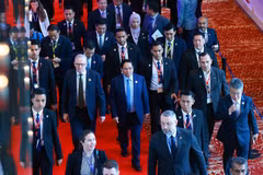 El primer ministro de Vietnam, Pham Minh Chinh, y su homólogo australiano, Anthony Albanese, asisten a la XX Cumbre de Asia Oriental (EAS). (Fuente: VNA)