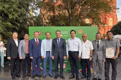 El embajador de Vietnam en Rusia, Dang Minh Khoi (centro) y delegados en el evento. (Fuente: VNA)