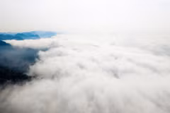Turistas cazan nubes en la meseta de Moc Chau 