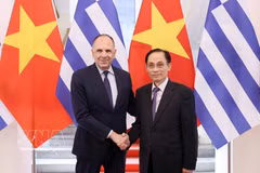 El ministro de Relaciones Exteriores de Vietnam, Le Hoai Trung, y su homólogo de Grecia, George Gerapetritis. (Fuente: VNA)