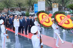 La delegación de dirigentes y ex dirigentes del Partido y del Estado depositó ofrendas florales y visitó el Mausoleo del Presidente Ho Chi Minh. (Foto: VNA)