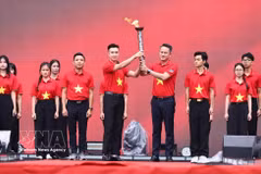 Ceremonia de entrega de la antorcha. (Fuente: VNA)