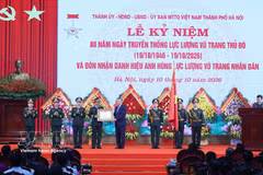 El secretario general del Partido y presidente del Estado, To Lam, otorga al Mando de las Fuerzas Armadas de Hanoi el título de "Héroe de las Fuerzas Armadas Populares".