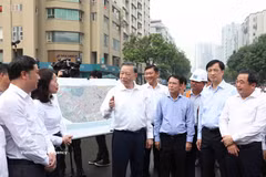 El secretario general del Partido Comunista de Vietnam y presidente de la República, To Lam, inspecciona la ejecución del proyecto de la carretera de circunvalación 2.5. (Fuente: VNA)