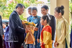 El primer ministro vietnamita, Le Minh Hung, se reúne con representantes de la comunidad connacional en Camboya. (Fuente: VNA)