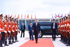 El primer ministro Le Minh Hung parte de Phnom Penh, concluyendo con éxito su visita oficial a Camboya. (Foto VNA)