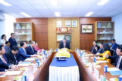 El primer ministro vietnamita, Le Minh Hung, sostiene un encuentro con gerentes de Vinamilk. (Fuente: VNA)