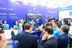 Los delegados visitan el stand para explorar el ecosistema de soluciones de IA «Make in Vietnam» y «Made by CMC». (Fuente: VNA)