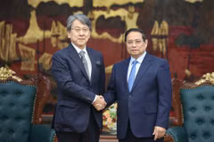El primer ministro vietnamita, Pham Minh Chinh, recibe a Maeda Tadashi, presidente del Consejo Ejecutivo del Banco Japonés de Cooperación Internacional (JBIC). (Fuente: VNA)