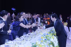 El presidente vietnamita, Luong Cuong, dio la bienvenida a los jefes de delegación que asistieron a la ceremonia de firma de la Convención de Hanoi. (Foto: VNA)