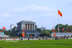 El Mausoleo de Ho Chi Minh atrae a un gran número de visitantes. (Foto: VNA)