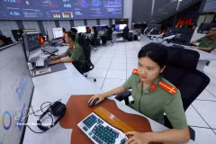 El ambiente de trabajo se mantiene serio y concentrado en el área de operaciones de los agentes encargados de proteger firmemente la soberanía digital nacional en el ciberespacio. (Foto: VNA)