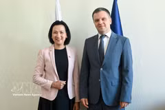 La embajadora de Vietnam en Bulgaria, Nguyen Thi Minh Nguyet, se reúne con el ministro de Justicia anfitrión, Nikolay Naydenov. (Fuente: VNA)
