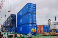 Descarga de contenedores importados de China, transportados por el buque BBG Nan Ning Bo Run, en el puerto de Can Tho. (Foto: VNA)