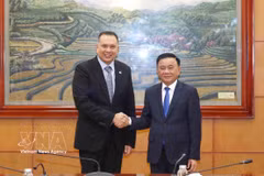 Tran Cam Tu, miembro del Buró Político y permanente del Secretariado del Comité Central del Partido Comunista de Vietnam, recibe a Christopher Pragasam, director de la Comisión de Servicio Público y director ejecutivo de la Escuela de Servicio Público Internacional de Singapur. (Fuente: VNA)