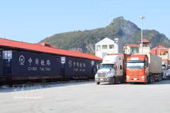 Vehículos que transportan mercancías de importación y exportación a través del paso fronterizo de la Estación Ferroviaria Internacional de Dong Dang (Lang Son). (Foto: VNA)