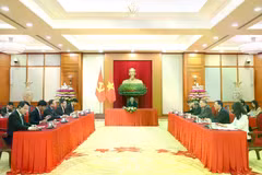 El secretario general del Partido Comunista de Vietnam, To Lam, sostuvo conversaciones telefónicas con el secretario general del Partido de Acción Popular y primer ministro de Singapur, Lawrence Wong. (Fuente: VNA)