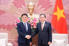 El presidente de la Asamblea Nacional vietnamita, Tran Thanh Man, (derecha) y el profesor Kim Hak-Min, director del Instituto surcoreano de Investigación Económica Kimhakmin E-roun. (Fuente: VNA)