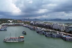 Barcos por la bahía de Halong en el puerto internacional de cruceros de Tuan Chau. (Fuente: VNA)