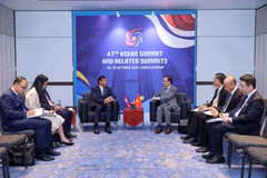 El ministro de Relaciones Exteriores de Vietnam, Le Hoai Trung, se reúne con el vicepremier y ministro camboyano de Relaciones Exteriores, Prak Sokhonn. (Fuente: VNA)