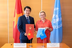 El viceministro de Relaciones Exteriores de Vietnam Le Anh Tuan y la secretaria de la CNUDMI, Anna Joubin-Bret, firmaron un Memorando de Entendimiento sobre la cooperación. (Fuente: VNA)