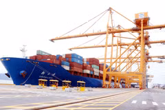 El carguero número 2 millones de TEUs atraca en el puerto de Hai Phong. (Fuente: VNA)