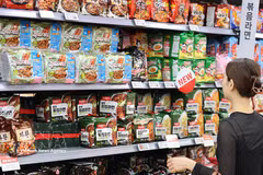 Los clientes eligen comprar fideos instantáneos en una tienda en Seúl, Corea del Sur. (Foto: YONHAP/VNA)