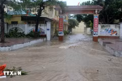 La escuela primaria Thu Thuy, en el barrio de Cua Lo se ve inundada. (Foto: VNA)