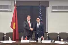 El viceministro vietnamita de Relaciones Exteriores Dang Hoang Giang y el subsecretario de Estado adjunto de Seguridad Regional en la Oficina de Asuntos Político-Militares del Departamento de Estado, Fleet White. (Fuente: VNA)
