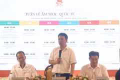 El vicepresidente del Comité Popular de Hue Tran Huu Thuy Giang habla en la rueda de prensa. (Fuente: VNA)