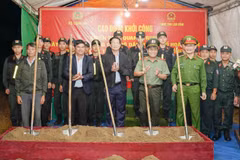 Las autoridades del Comité Popular de la provincia de Lam Dong, el Ministerio de Seguridad Pública y residentes locales participan en la ceremonia de colocación de la primera piedra de las primeras viviendas en la aldea de Hoa Lac, comuna de Quang Lap. (Fuente: VNA)