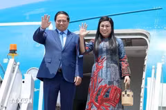 El primer ministro de Vietnam, Pham Minh Chinh, y su esposa. (Fuente: VNA)