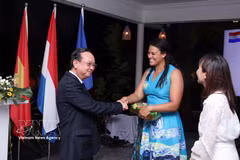El vicepresidente del Comité Popular de Ciudad Ho Chi Minh, Bui Minh Thanh, entrega un obsequio diplomático para felicitar a la Raissa Marteaux (centro), cónsul general de los Países Bajos en Ciudad Ho Chi Minh. (Foto: VNA)