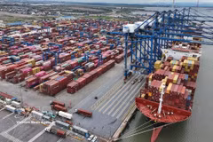 Actividades de carga y descarga de mercancías de exportación en el puerto internacional de contenedores de Hai Phong, en la localidad de Cat Hai, distrito de Cat Hai, ciudad de Hai Phong. (Foto: VNA)