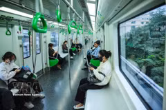 Turistas en el tren elevado de Hanoi. (Foto: VNA)