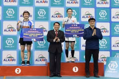 Entregan medallas a jugadoras más destacadas en el torneo. (Foto: nhandan.vn)